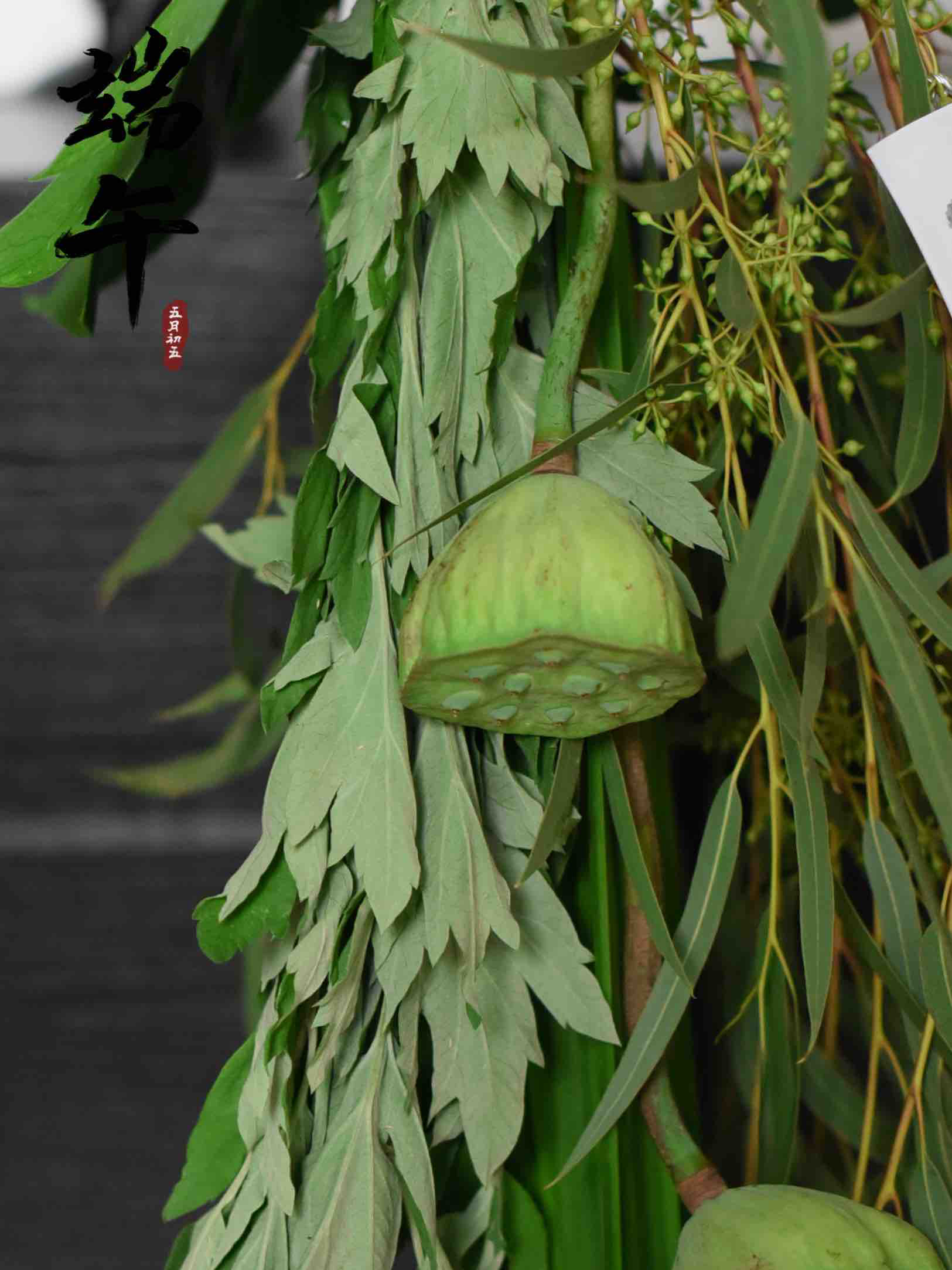 手持艾旗招百富,艾草菖蒲门挂