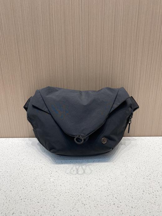 点此购买 露露Curved Crossboby Bag运动休闲款磁吸包 bk 290534 商品图9