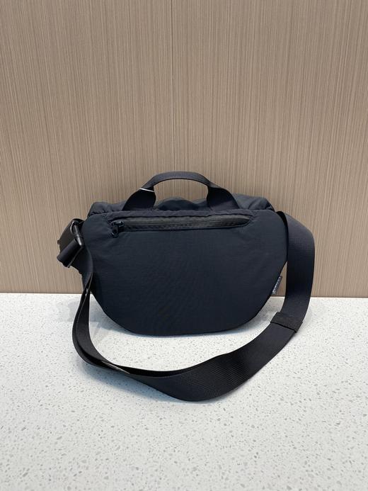 点此购买 露露Curved Crossboby Bag运动休闲款磁吸包 bk 290534 商品图12