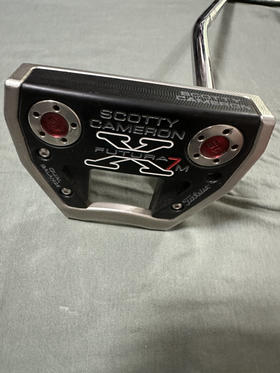 X7M泰勒利斯高尔夫球杆
Titleist Scotty Cameron 推杆。
尺寸:37
最新款，方型，非常平衡，方向准。
原装新款握把