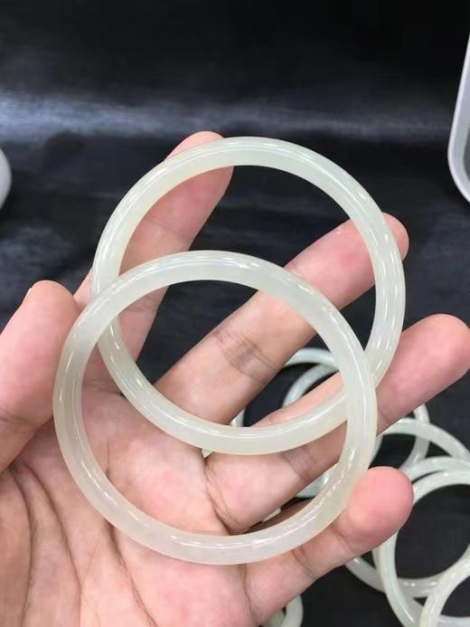 玉美人菲菲~ 和田玉手镯 商品图0