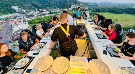 泰国普吉空中餐厅代订【DINNER IN THE SKY日落晚餐浪漫体验|高空俯瞰美景|夜间鸡尾酒会】 商品图5