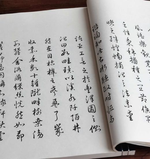 特惠《御制耕织图》，宣纸线装，筒子页，六合函套装，8开，850*1168mm，华东师范大学出版社2015年一版七印，定价580，售价188元。品相描述见后。 商品图6