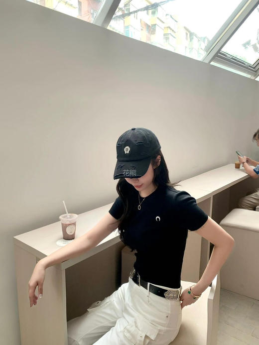 【月亮Tee 纯色百搭T恤】纯色基础tee的天花板 立体月亮刺绣吸 小亮点，日常穿着超级合适!随性百搭！弹力大，回弹性好、一点没有紧绷感!丝滑软糯!贴身穿感觉 好到爆! 商品图5