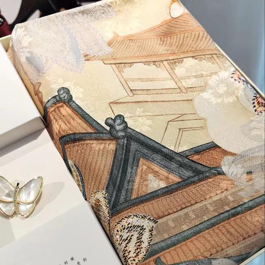 【甄珠贝·国风系列】精奢亭台楼宇花萝面料双面异色丝巾和贝壳蝴蝶胸花礼盒套装【适合送外宾】 商品图1