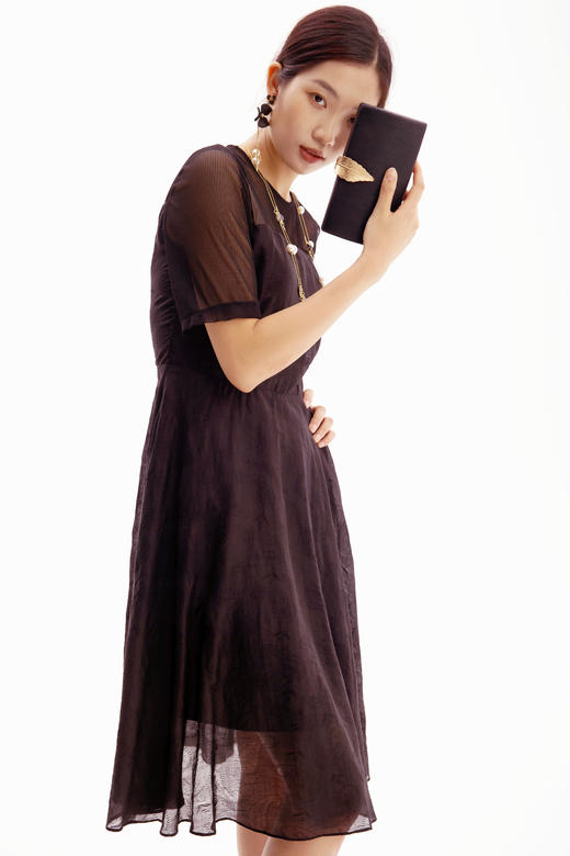 HJ2S19_漆黑色_连衣裙_春夏_复古网纱透视拼接收腰显瘦通勤气质连衣裙_高级女装_BERNIEELEN 伯妮斯茵 商品图9