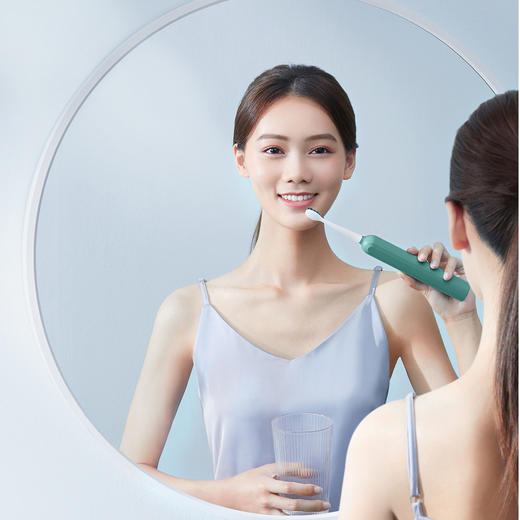 艺术生活 从“齿”开始【Mcomb/美看 罗马柱m2电动牙刷】IPX7级双重防水 情侣款软毛 成人款全自动充电式声波震动牙刷 商品图5