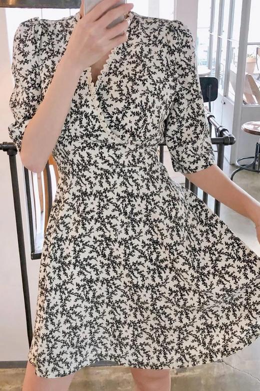 CHUU V领碎花收腰A摆连衣裙 12471 商品图3