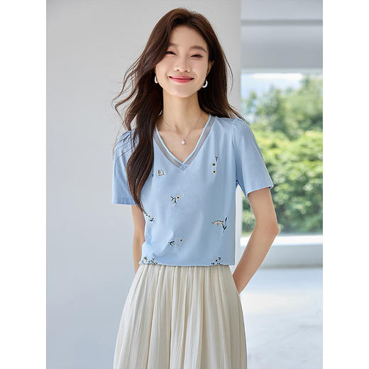 【专属特价】熙世界欧根纱V领短袖T恤2025夏季新款宽松休闲减龄刺绣凉感上衣 商品图1