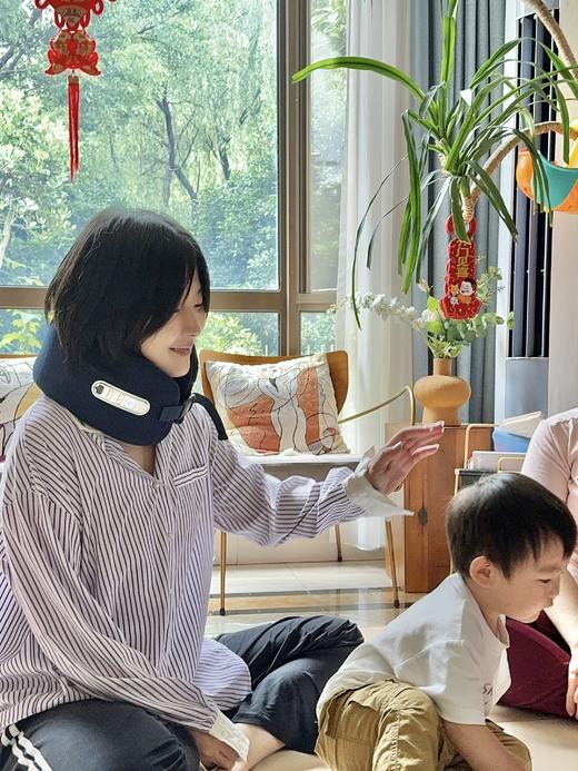 肩颈按摩加热舒缓神器！3D立体造型，贴合颈部稳固支撑，可随身携带放松按摩，振动和热敷同时启动，缓解疲劳、磁石理疗 、振动低档助眠、高档深层按摩至肌肉直击酸痛点、适用白领、学生、yun妇等长期久坐人群~ 商品图11