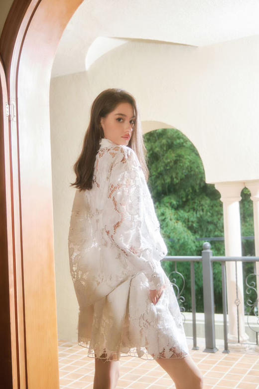 白色进口花朵蕾丝宽松长袖衬衣 商品图3