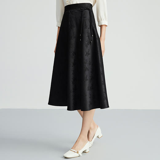 EITIE爱特爱中式盘扣缎面暗纹黑色高腰伞裙过膝半身裙秋新款C2406406 商品图3