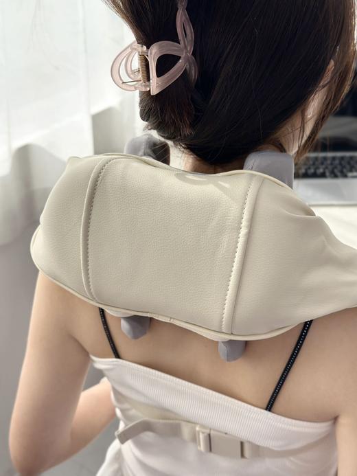 3D仿真人手揉捏肩颈按摩器~✅两种按摩模式 ✅2000MAH 续航力 ✅2档力度可轻重选择 ✅可拆布套 ✅无线自由按摩|休闲宅家好搭档~肩背带式设计解放双手！肩颈、斜方肌、腰腹，想按哪里按哪里！ 商品图6