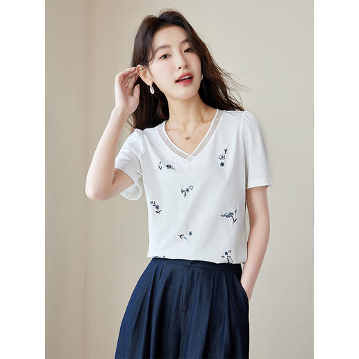 【专属特价】熙世界欧根纱V领短袖T恤2025夏季新款宽松休闲减龄刺绣凉感上衣 商品图2