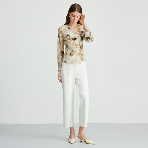 EITIE爱特爱优雅时尚V领收腰显瘦水墨印花衫上衣秋季新款C2413408 商品图3