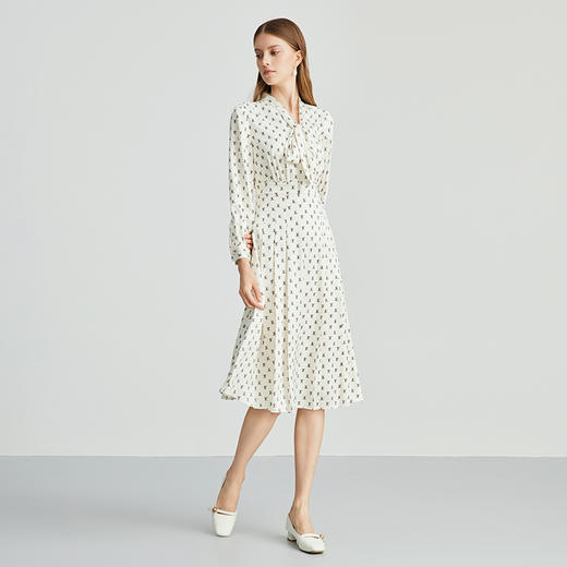 EITIE爱特爱气质复古通勤飘带V领字母印花显瘦连衣裙秋新款C2407410 商品图3