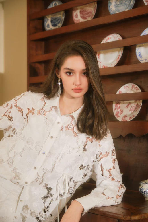 白色进口花朵蕾丝宽松长袖衬衣 商品图1