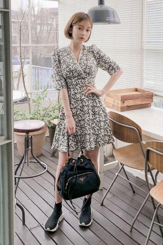 CHUU V领碎花收腰A摆连衣裙 12471 商品图0