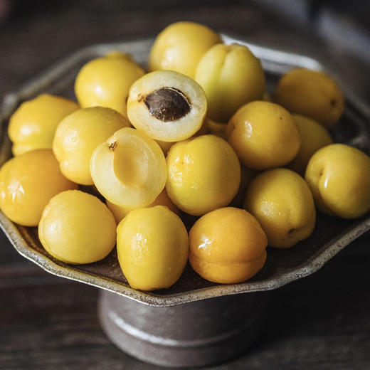 新疆轮台小白杏 新鲜水果现摘甜杏 礼盒装3斤 送礼佳品  顺丰包邮 商品图0