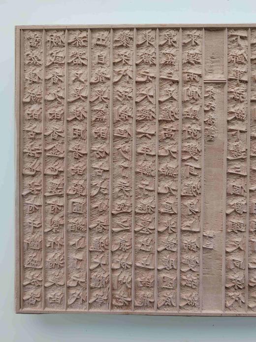 雕版！！《宋元香事》，线装，扬之水著，共两种规格：

1、	扬之水毛笔签名钤印！！金丝楠木书匣，双重函（木盒+布函），朱蓝墨三色，16开线装三册合函，售价2480元。扬之水签名签印在红印本的题耑叶上。 商品图4