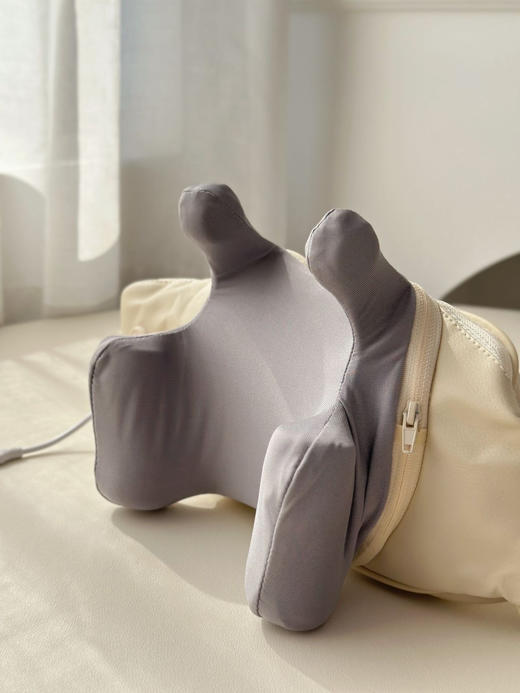 3D仿真人手揉捏肩颈按摩器~✅两种按摩模式 ✅2000MAH 续航力 ✅2档力度可轻重选择 ✅可拆布套 ✅无线自由按摩|休闲宅家好搭档~肩背带式设计解放双手！肩颈、斜方肌、腰腹，想按哪里按哪里！ 商品图3