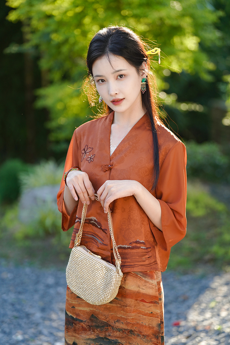 ✨逸红颜明月优选【爆款二团】✨#『苍蝶』新中式国风盘扣短款刺绣上衣，行走的人间富贵花~