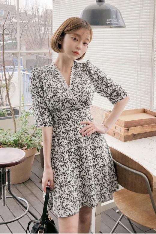 CHUU V领碎花收腰A摆连衣裙 12471 商品图4