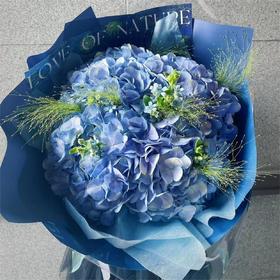 蓝绣球花束