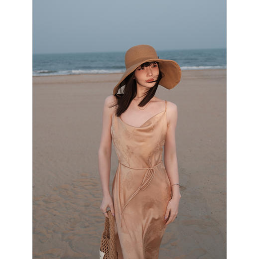 UMILAB【蝉鸣】东方雅韵 肌理感提花垂顺灵动荡领吊带连衣裙D693H 商品图0