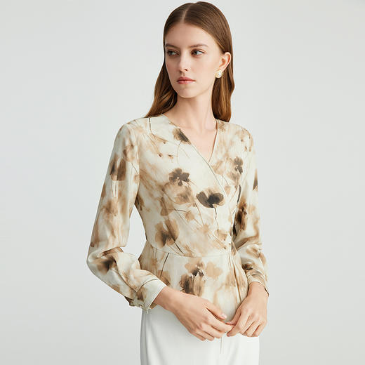 EITIE爱特爱优雅时尚V领收腰显瘦水墨印花衫上衣秋季新款C2413408 商品图2