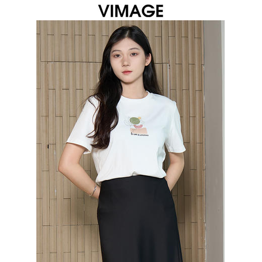 VIMAGE纬漫纪简约百搭白色印花棉感舒适正肩直筒T恤夏季新款VB2402302 商品图4