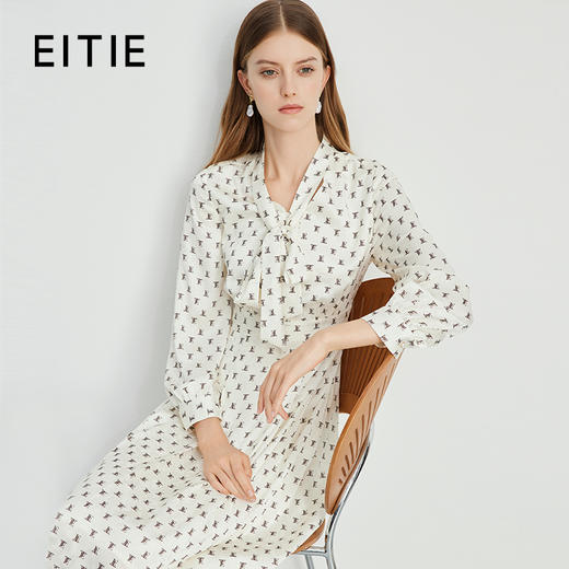 EITIE爱特爱气质复古通勤飘带V领字母印花显瘦连衣裙秋新款C2407410 商品图0