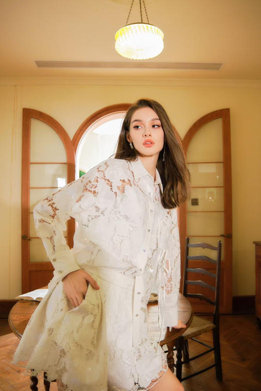 白色进口花朵蕾丝宽松长袖衬衣 商品图0