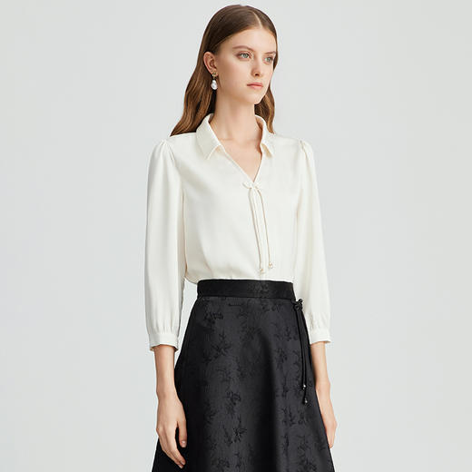 EITIE爱特爱精致盘扣V领显瘦舒适百搭通勤衬衫上衣秋新款C2413426 商品图3