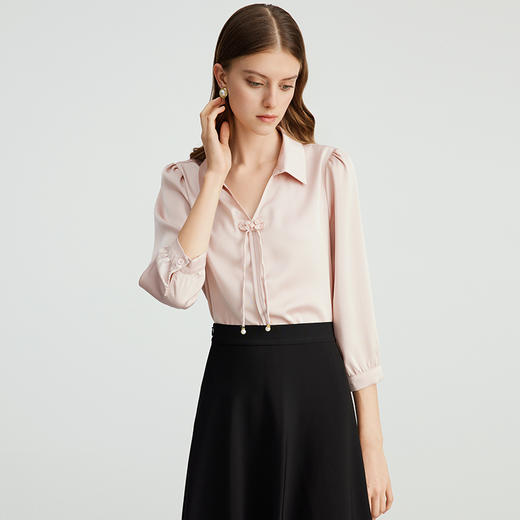 EITIE爱特爱精致盘扣V领显瘦舒适百搭通勤衬衫上衣秋新款C2413426 商品图9