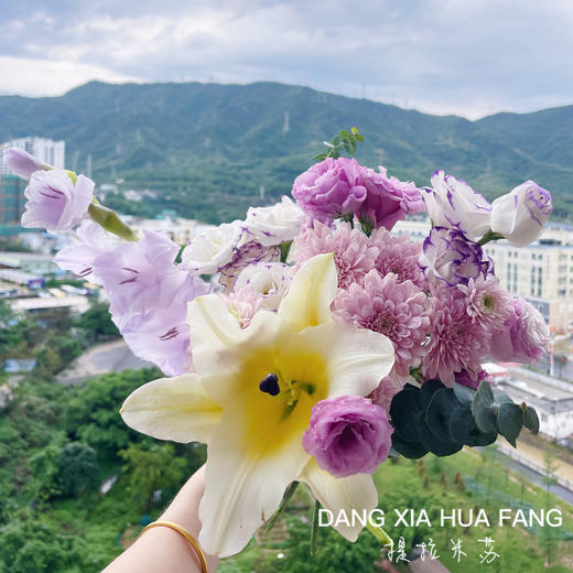 【桃花诺】黄天霸百合1支香芋紫剑兰1汉城粉小雏菊2紫色洋桔梗3朵紫边洋桔梗5朵小叶尤加利1(提拉米苏设计） 商品图5