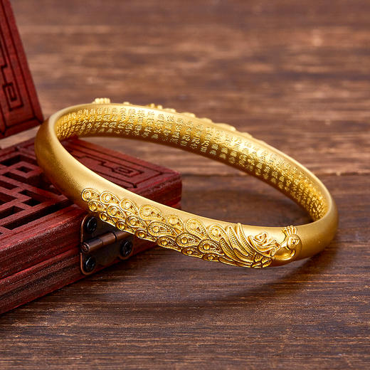 【限时克减150元】足金999 古法（面宽约8.2-8.6mm）孔雀贴花内心经固口手镯（半实心）(YGFSZ00030-2)（预售产品下单后不退款不退货不换货不补差价 商品图0