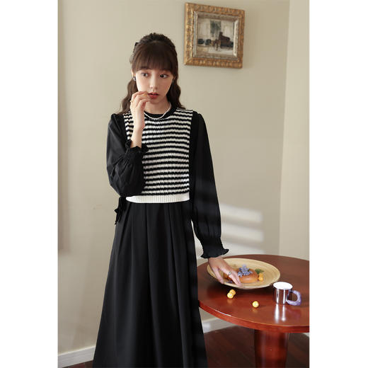 鹿向南  黑色长袖连衣裙女新款赫本风收腰内搭长款打底裙子LXN27183 商品图3