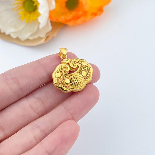 【限时克减128元】足金999.9 #儿童/宝宝 【精品】双面镂空福字如意福字锁包网红锁包吊坠(AWDZ00096)（预售产品下单后不退款不退货不换货不补差价） 商品图2