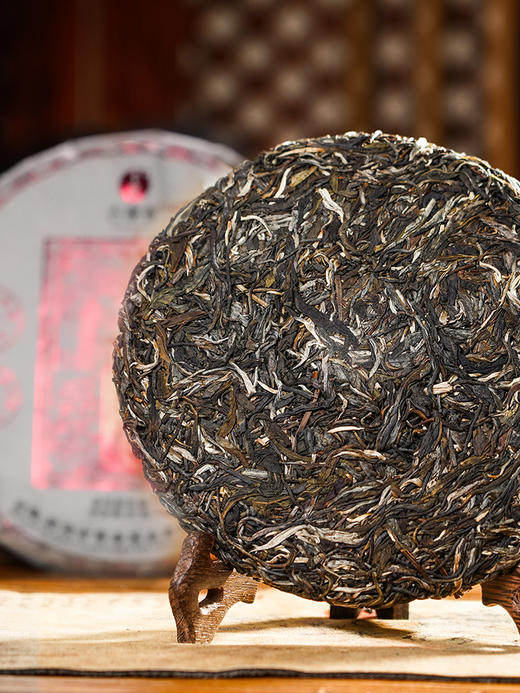 【囍票】【单饼】茶界神话2015年皇家茶园困鹿山单株 ，茶农李应芝私藏蕞好的嫁妆茶，官方茶园不对外出售，饮后变只皇帝独爱困鹿山，极致的雅韵诱人，357g/饼 商品图7