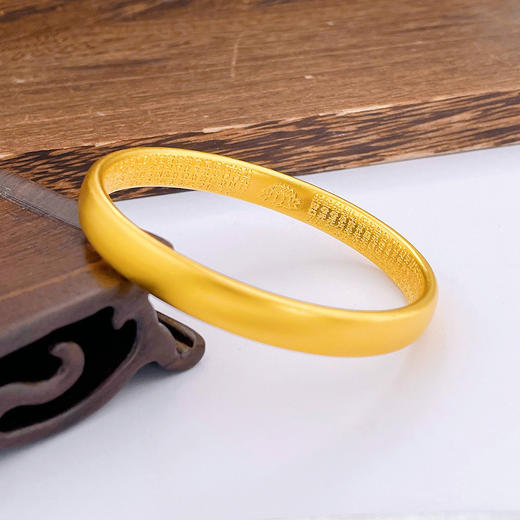 足金999.9 古法油亮固口半实心光圈内莲花心经轮胎手镯（面宽约7.9-8.3mm，厚约3.6mm）(ANWZGFSZ00227-3)（预售产品下单后不退款不退货不换货不补差价） 商品图1