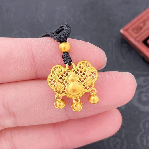 【限时克减150元】足金999 #葫芦 古法挂绳镂空花丝铃铛葫芦锁包吊坠（含珠子）(YGFDZ00349)（预售产品下单后不退款不退货不换货不补差价）（预售产品下单后不退款不退货不换货不补差价） 商品图3