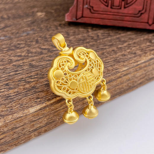 【限时克减150元】足金999.9 古法双面镂空福字铃铛如意福字锁包吊坠网红锁包(ANWZGFDZ00310-5)（预售产品下单后不退款不退货不换货不补差价） 商品图1