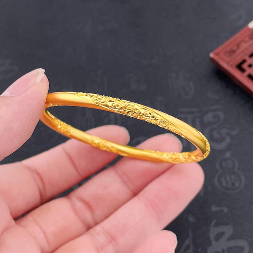 【限时克减150元】足金 #莫比乌斯 古法半实心固口莫比乌斯环祥云纹手镯（面宽约4.2-4.6mm，厚约4.1mm）(ANWZGFSZ00172)（预售产品下单后不退款不退货不换货不补差价） 商品图2