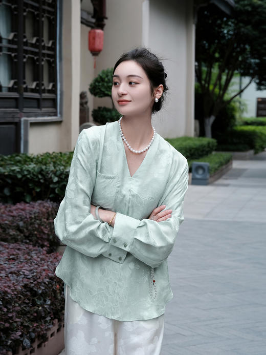 盛唐牡丹 |玉簪绿莺歌蝶舞V领上衣[特价品] 商品图3