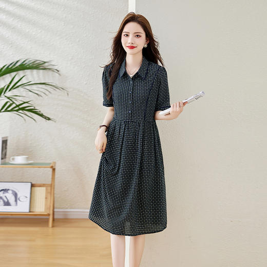 HRWG59759 2024年夏季上新简约大方干练印花设计遮肉显瘦舒适清凉翻领连衣裙 商品图3