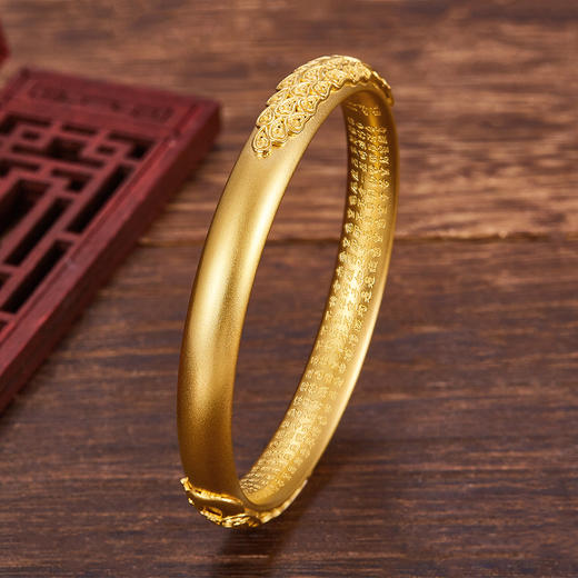 【限时克减150元】足金999 古法（面宽约8.2-8.6mm）孔雀贴花内心经固口手镯（半实心）(YGFSZ00030-2)（预售产品下单后不退款不退货不换货不补差价 商品图1