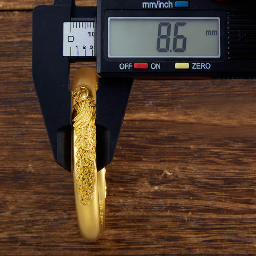 【限时克减150元】足金999 古法（面宽约8.2-8.6mm）孔雀贴花内心经固口手镯（半实心）(YGFSZ00030-2)（预售产品下单后不退款不退货不换货不补差价 商品图2