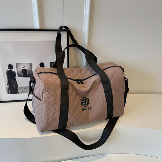 【尽显低调轻奢感！菱格轻便时尚短途旅行包】舒适手提百搭时尚，通透收纳空间，干湿分离袋，储物分类更方便，小型耐磨旅游手提包韩版斜挎运动健身包L 商品图3