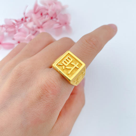 【限时克减150元】足金 3D硬金空心固口财字男戒财字方戒指(V3DJZ00006)（预售产品下单后不退款不退货不换货不补差价）（预售产品下单后不退款不退货不换货不补差价） 商品图2